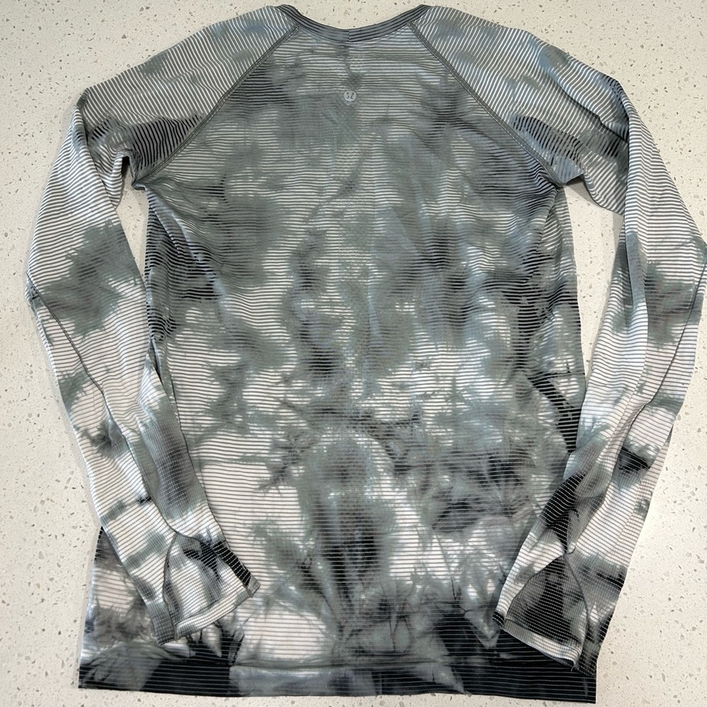 LULULEMON CUTE LONG SLEEVE TOP!